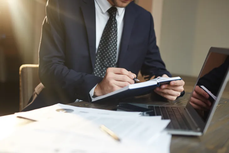 Corporate Lawyer Surabaya: Menyusun Kontrak Bisnis yang Aman dan Mengikat